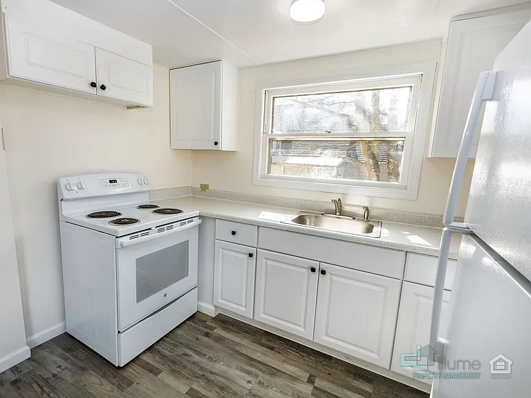 Charming Multi-Unit Living in Prime Northeast Salem Location — Photo 8