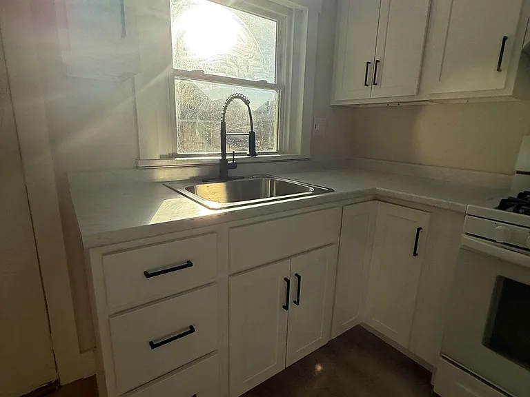 1005 Victoria Ave — Photo 11