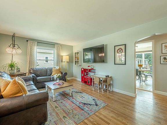 5th image of 7821 W Clarke St