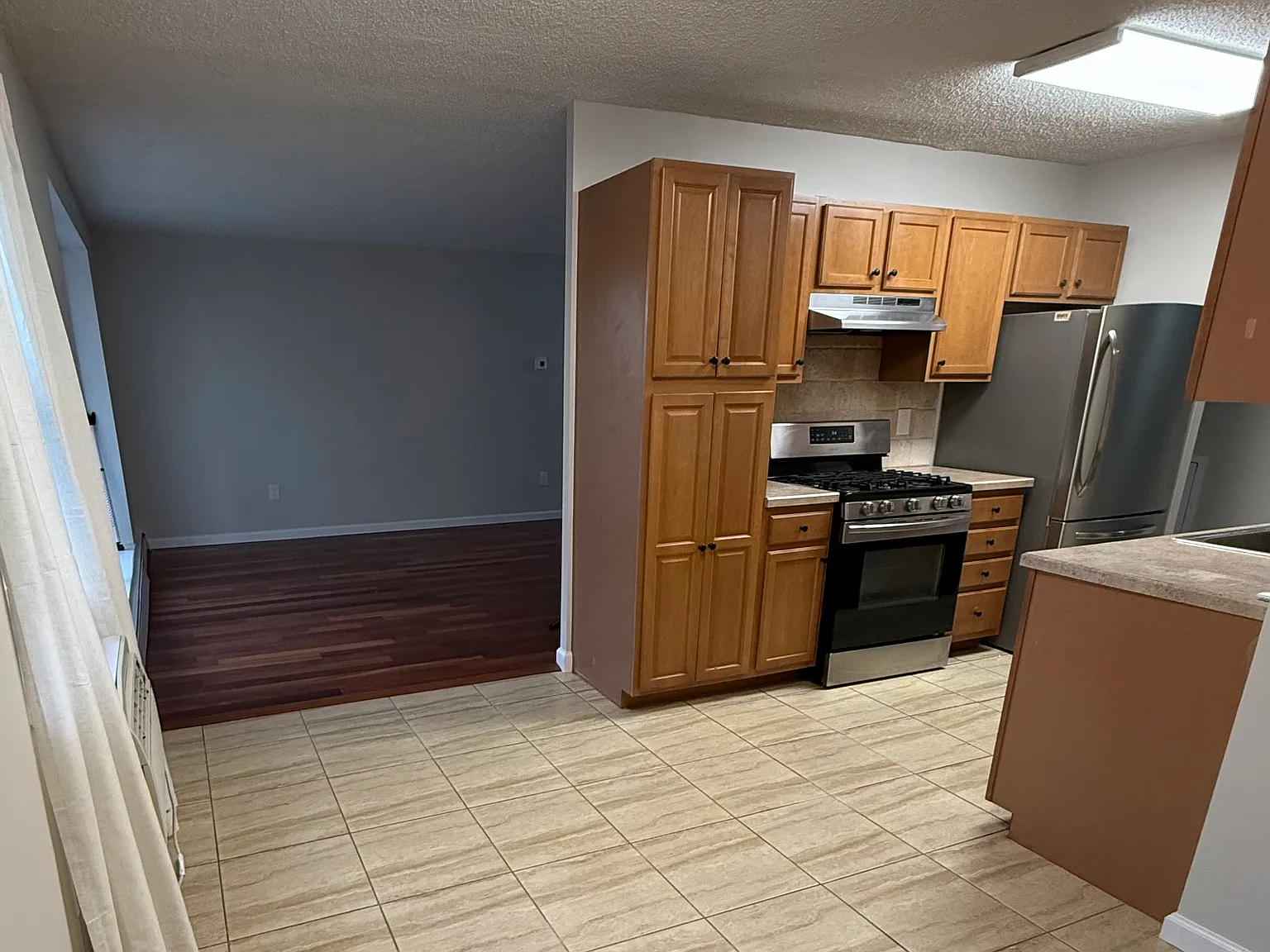 2 bed, 1058 sqft, $1,900 — Photo 3