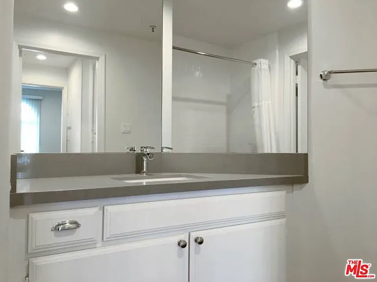 12712 Moorpark St #103 — Photo 12