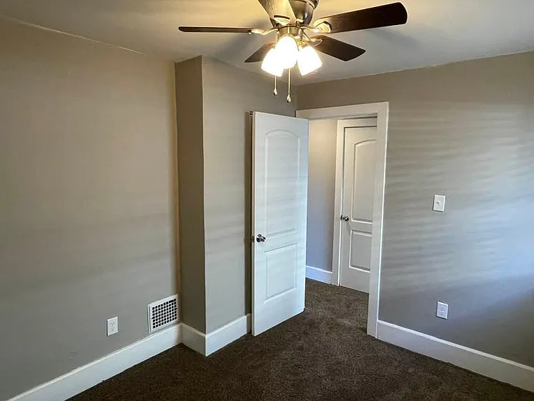 140 S Eureka Ave — Photo 12