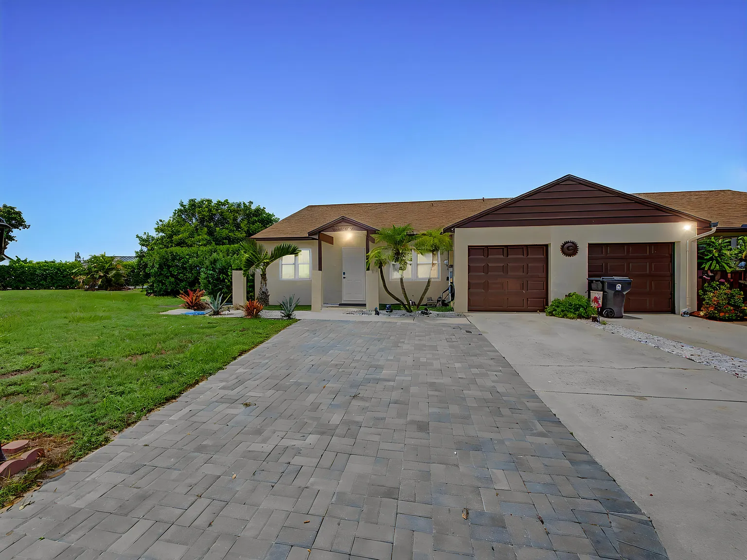3 bed, 2.0 bath, 1318 sqft, $2,995 — Photo 2