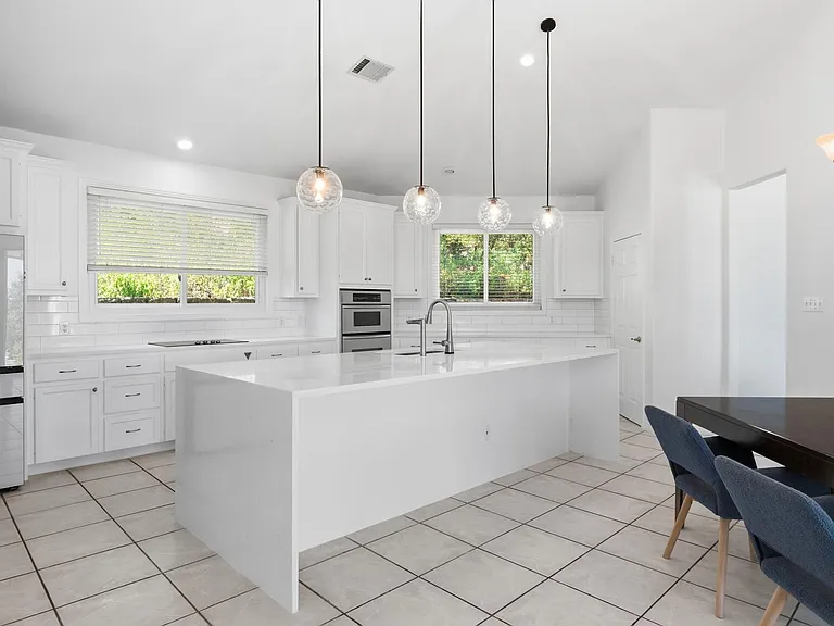 409 Beardsley Ln — Photo 4