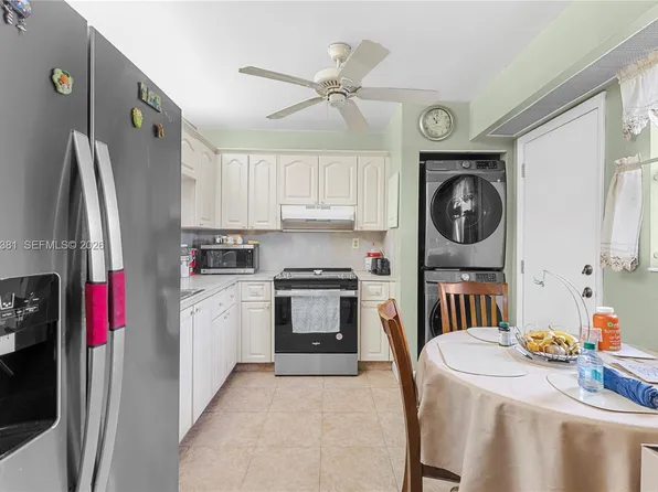 1800 W 54th St APT 209, Hialeah, FL 33012