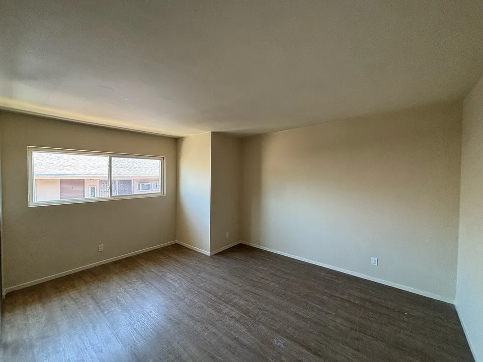 8740 Owensmouth Ave #16