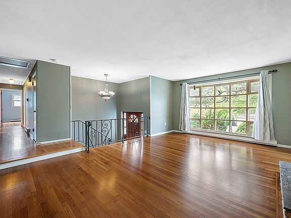 3rd image of 36 Roman Dr