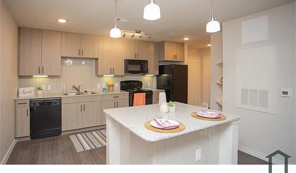 1717 W Irving Blvd — Photo 1