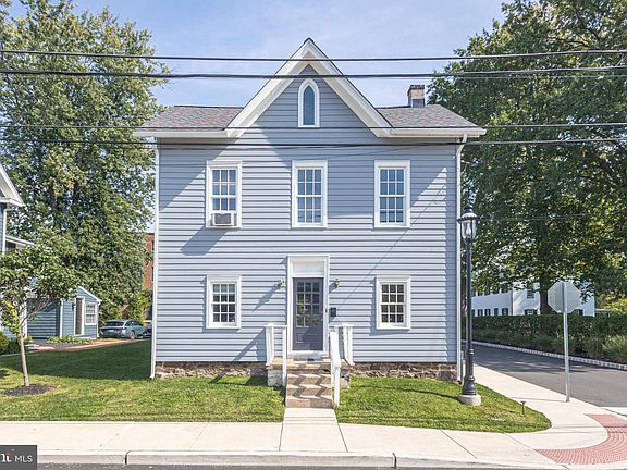 4th image of 211 Court St