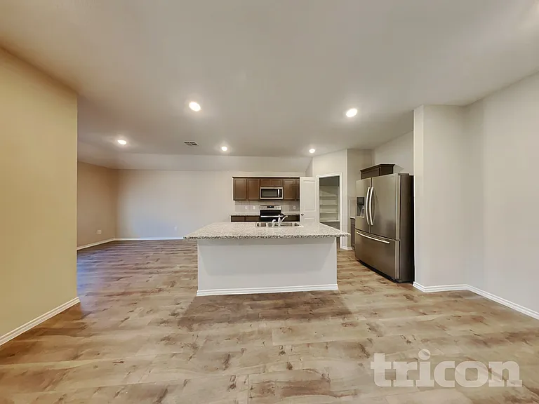 3323 Hawkins Dr — Photo 2