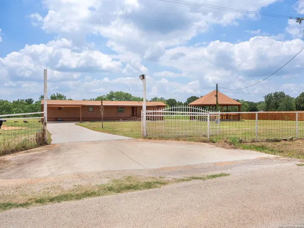 5030 Blackhill Rd, Floresville, TX 78114