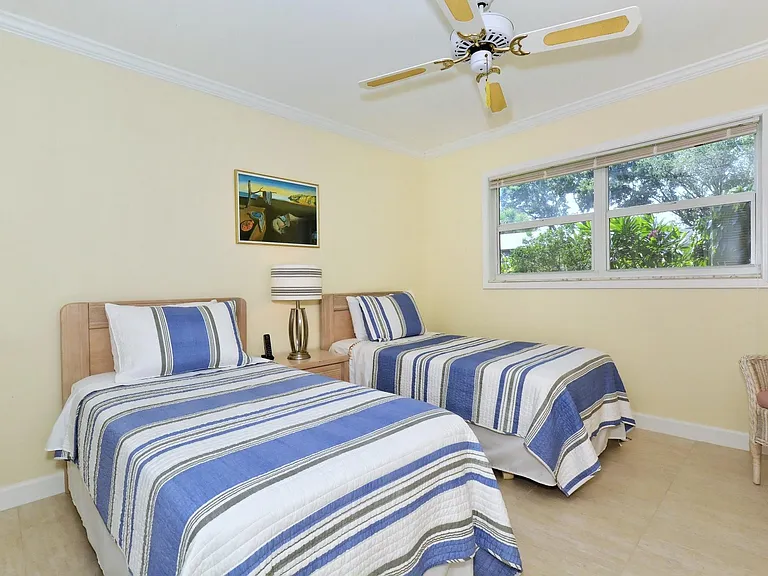 3rd bedroom with two twin beds