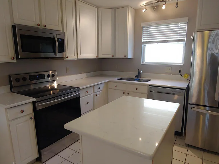 590 Bradley St — Photo 8