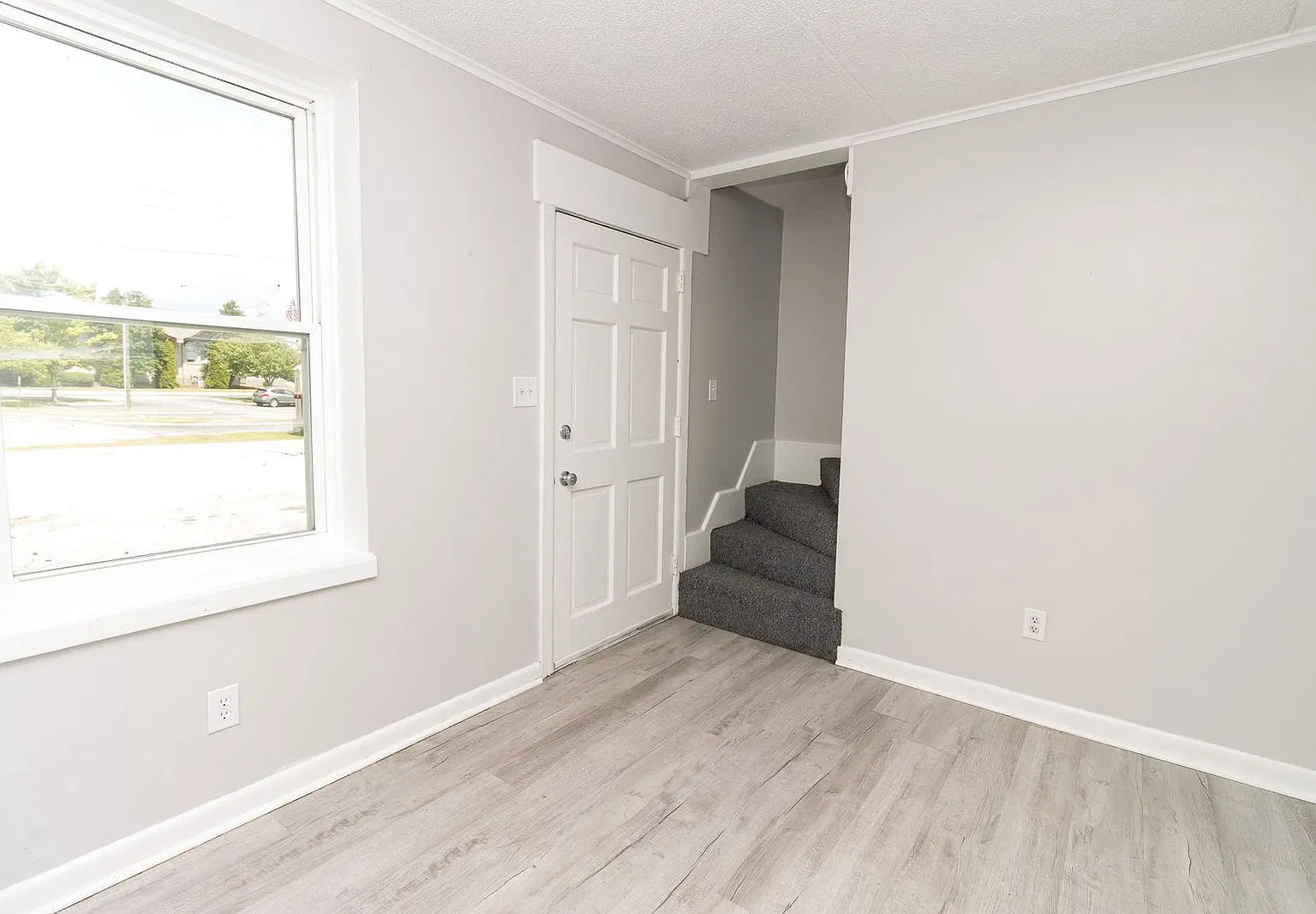 2 bed, 1.5 bath, 950 sqft, $1,050 — Photo 2