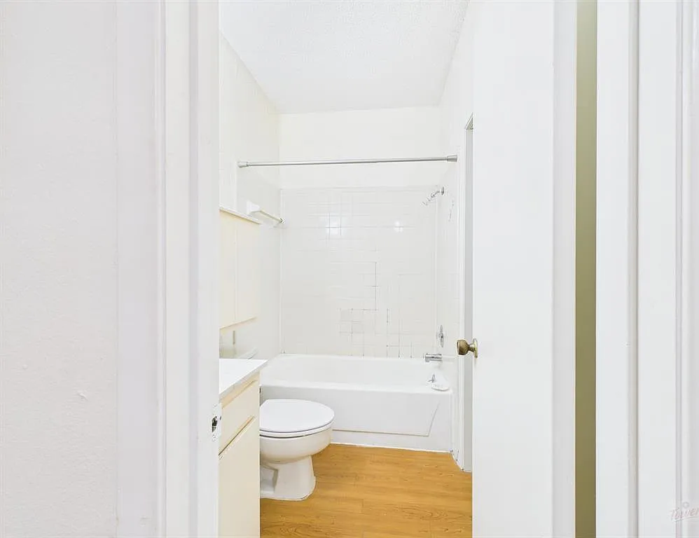 1 bed, 1.0 bath, 405 sqft, $1,000 — Photo 4