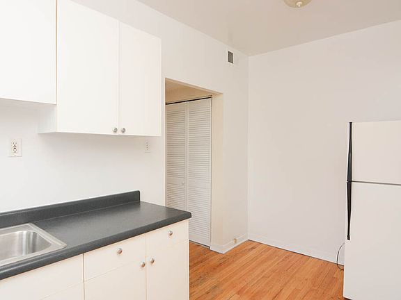 5th image of 3042 W Wellington Ave #4