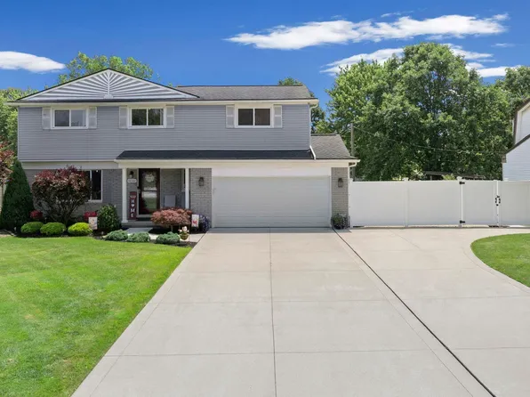 48064 Mallard Dr, Chesterfield, MI 48047