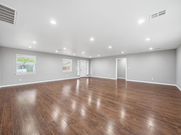 5th image of 1009 W Canton St