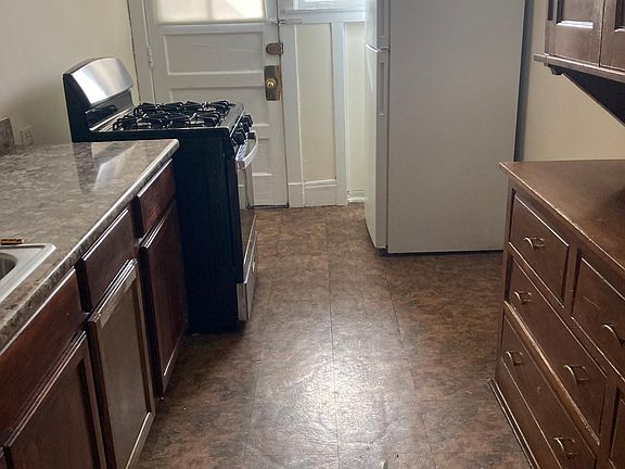 3rd image of 7074 N Ashland Blvd