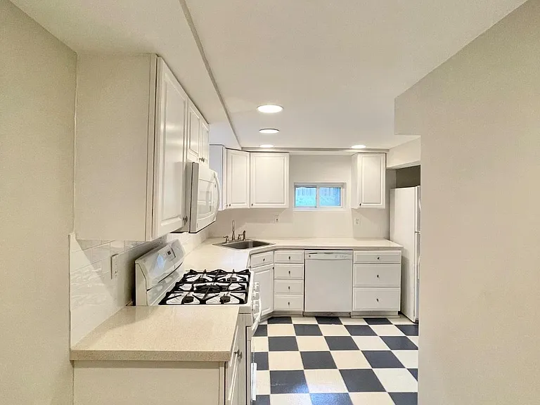 2528 N Winchester St — Photo 25
