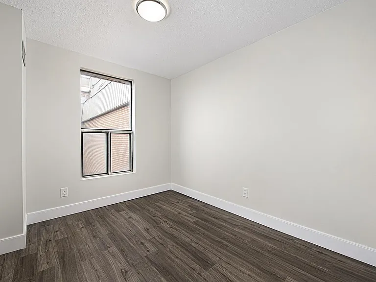 7280 Darcel Ave — Photo 15