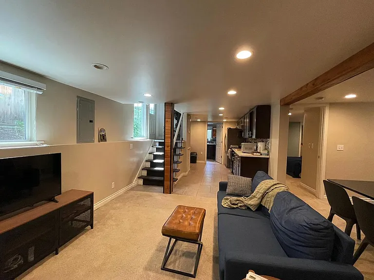 913 Belmont Ave E #C — Photo 12