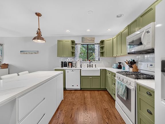 4th image of 586 Sanderling Ct