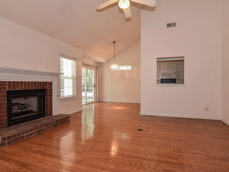 300 Prestwick Ct — Photo 4