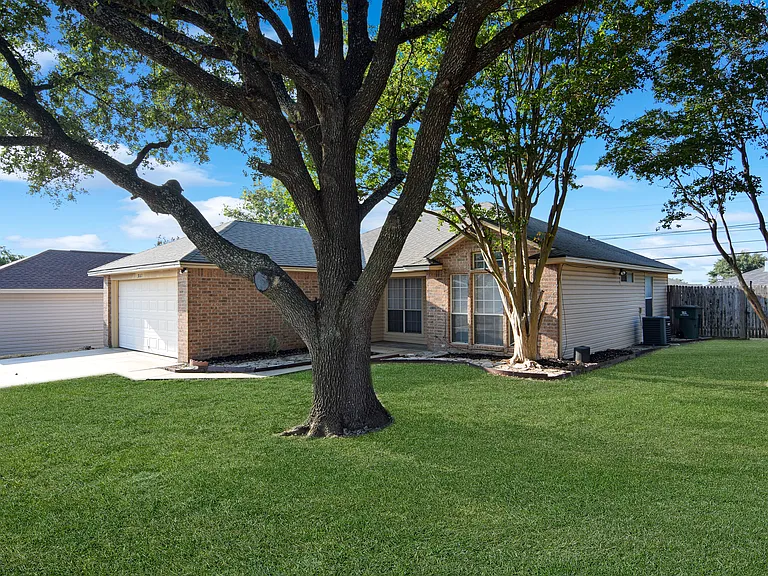 807 Hartrick Cir — Photo 3