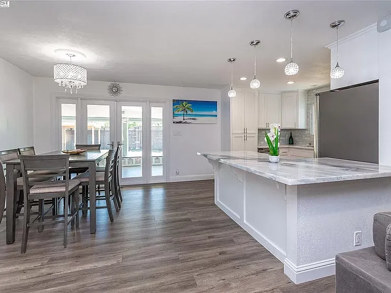 Kitchen island, dinnig area