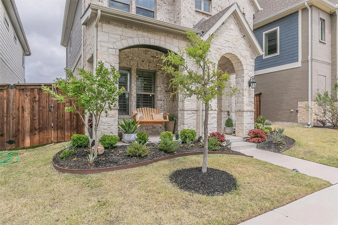 1808 Roundtree Cir W — Photo 2