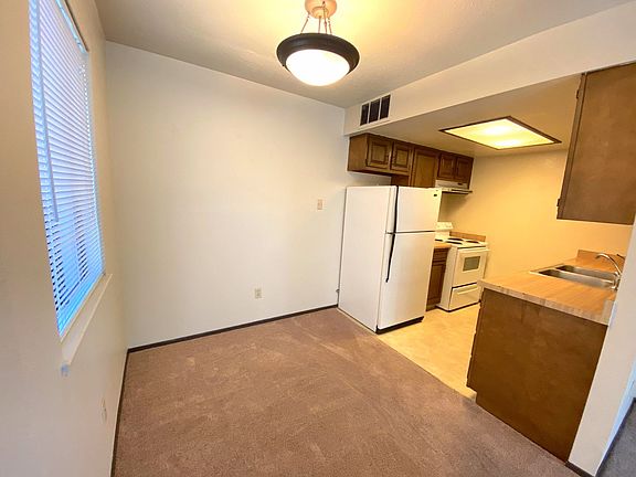 5th image of 421 Dela Vina Ave APT B