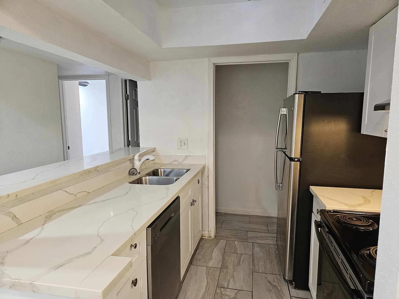 3 bed, 950 sqft, $1,400 — Photo 2