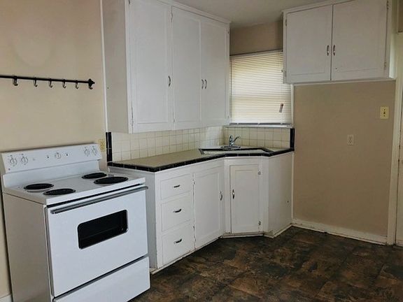 3rd image of 4829 Lovell Ave