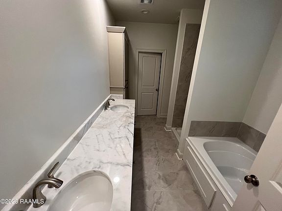 5th image of 206 Berchman Oaks Dr