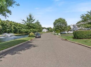 64 Willow Wood Dr, East Setauket, NY 11733