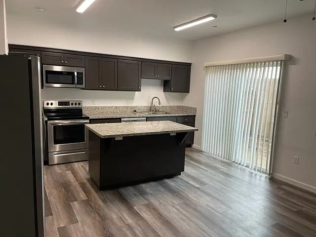 3 bed, 2.5 bath, 1250 sqft, $2,050 — Photo 4