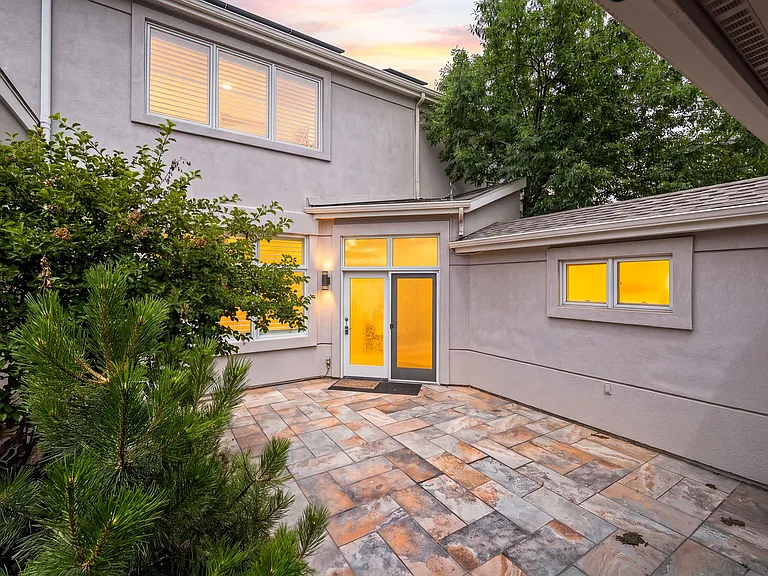 566 Josephine St — Photo 16