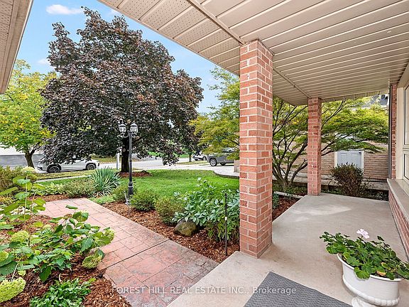 3rd image of 256 Randall Cres