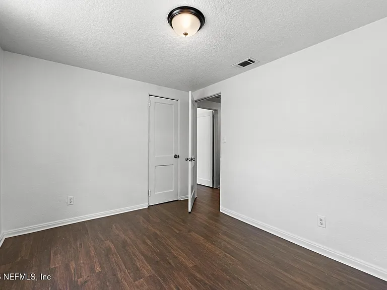 1424 W 9th St — Photo 16