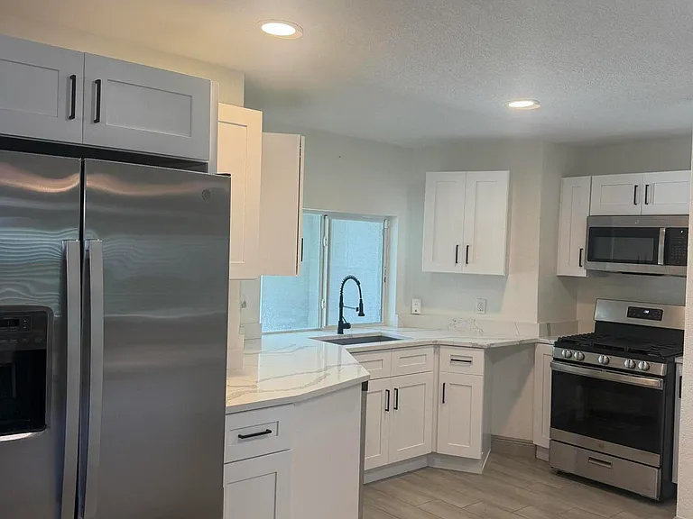 907 Antigua Ave — Photo 9