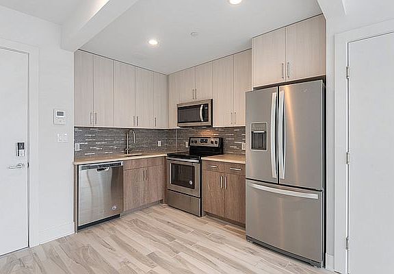 2nd image of 27-15 Astoria Blvd #6D
