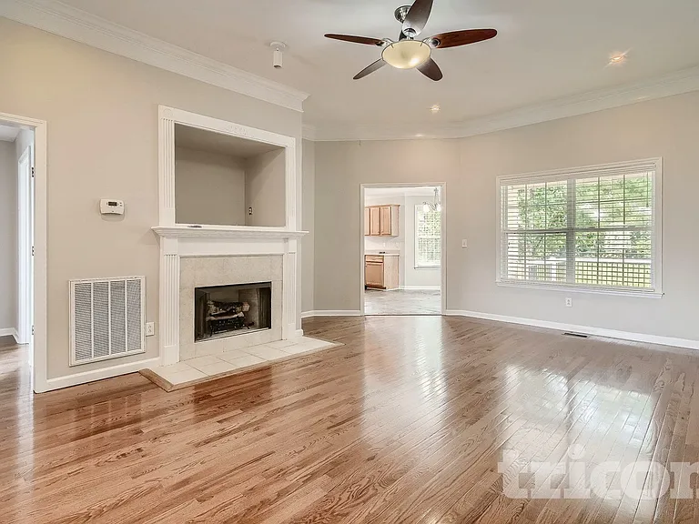 207 Towbridge Dr — Photo 2