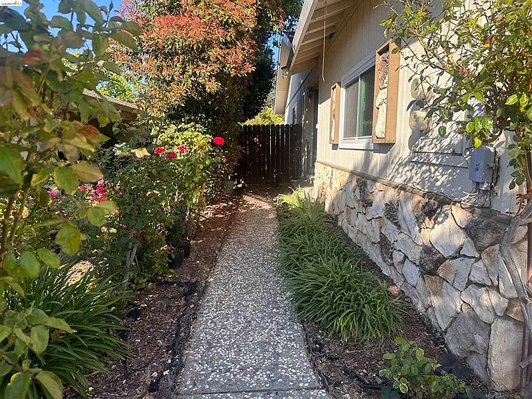399 W Angela St #9 — Photo 2