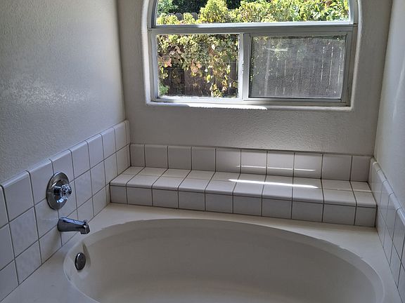 4th image of 2443 N Johnson Rd