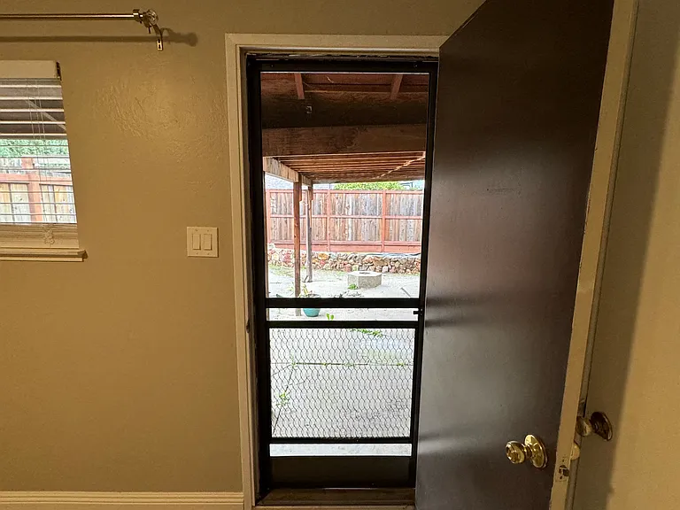 323 Garden Ct — Photo 8