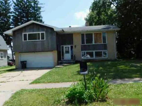 303 E Prospect St, New Hampton, IA 50659