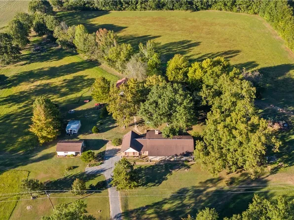424 County Road 46, Moundville, AL 35474