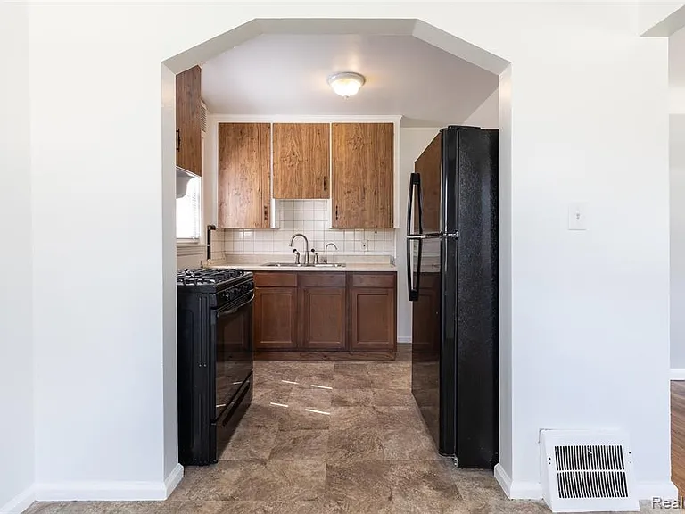 613 Riverbank St — Photo 9