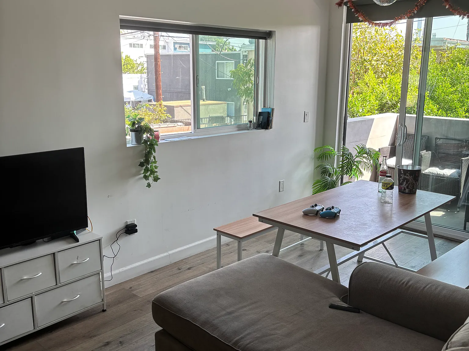 4 bed, 90 sqft, $1,100 — Photo 2